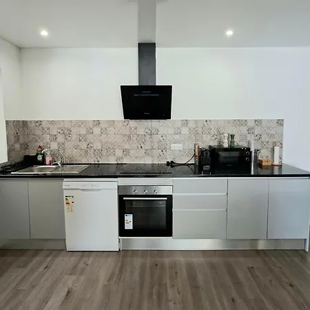 Spacious 3Br Apartment With Terrace 300M Beach Appartement