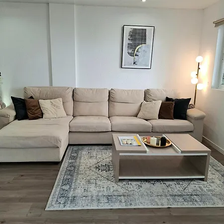 شقة Spacious 3br With Terrace 300m *